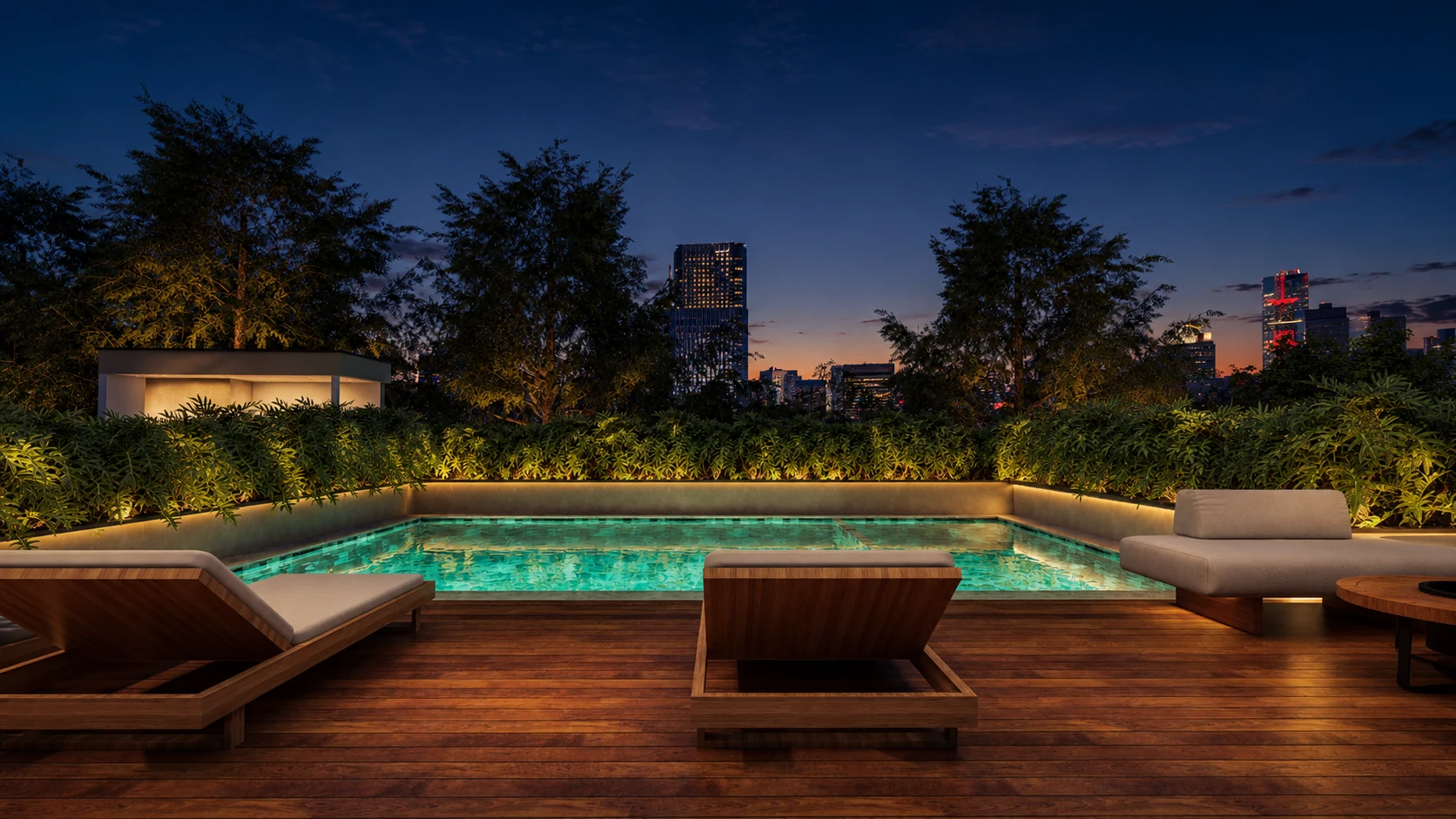 Piscina turquesa e deck do rooftop à noite.